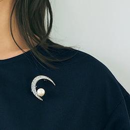 MOON pearl brooch